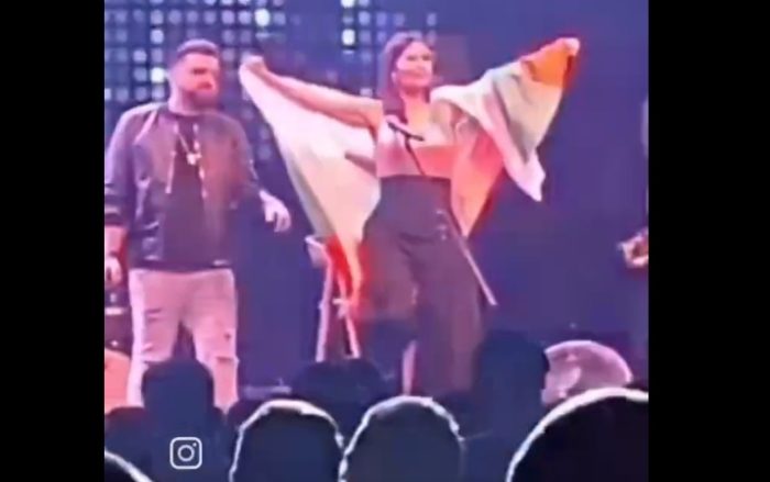 (видео) СКАНДАЛ ВО ВЕЛЕС: Цеца на концертот со бугарско знаме ја изреволтира публиката која ја исвирка со долго скандирање „уа“