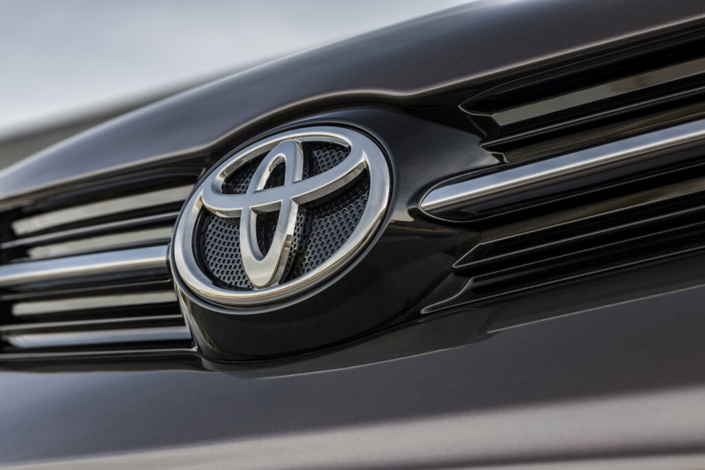 Тарифите удираат по добивката на Toyota