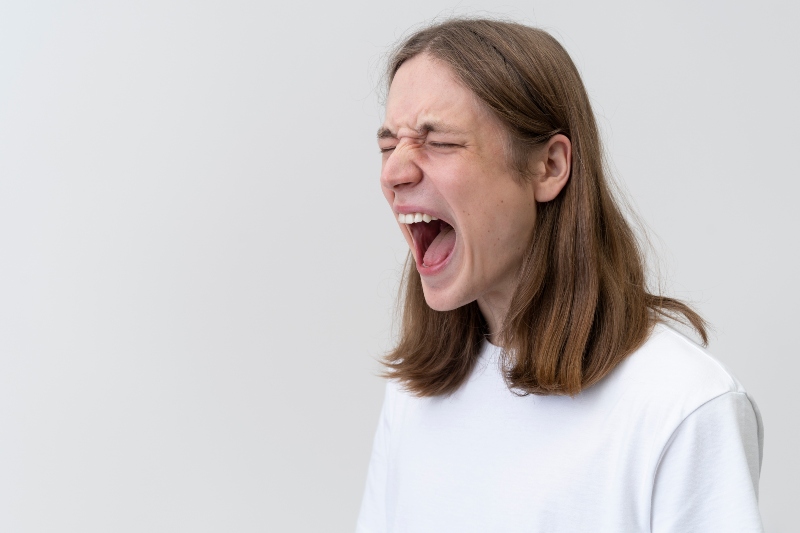 Лондонскиот „Клуб за врескање“ им помага на младите да се ослободат од стресот