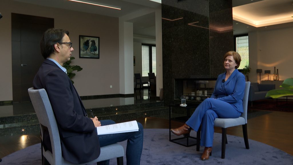 (ВИДЕО) Берлин со загриженост ја следи дебатата меѓу владата и правосудството – интервју со германската амбасадорка