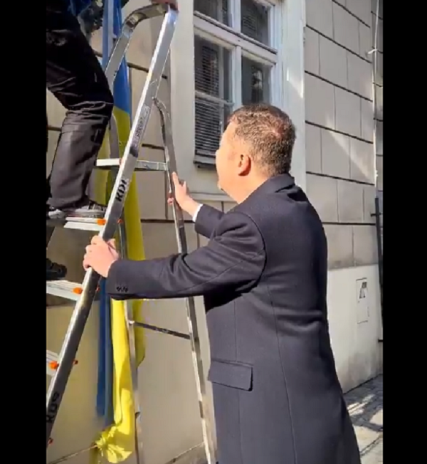 ВИДЕО| Украинското знаме симнато од чешкиот парламент