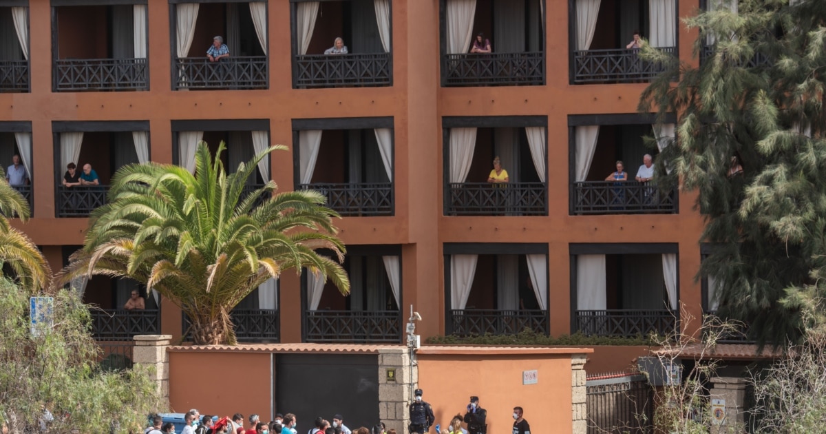 Џиновски бранови го погодија Тенерифе, најмалку тројца загинати и 15 повредени