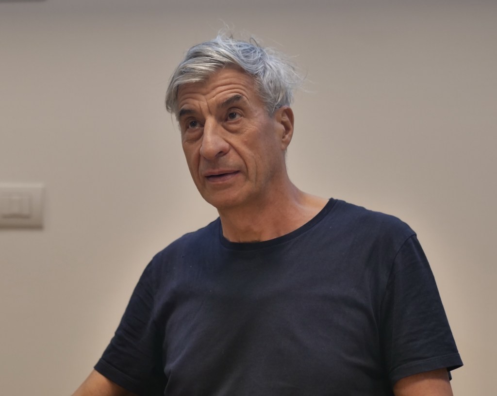 Златна веце шоља вредна 10 милиони долари – ново ремек дело на уметникот што залепи банана на ѕид