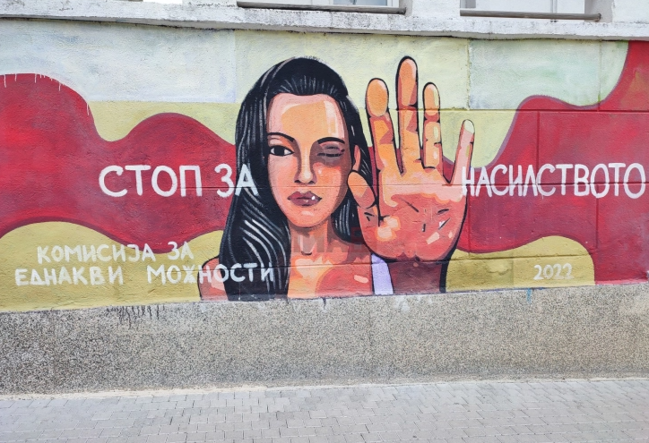 Девојка од Србија пријавила возач на такси во Скопје за допирање по телото и бакнување