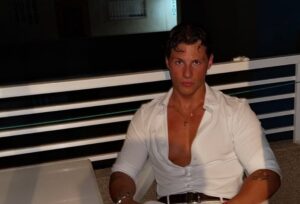 (Фото) Србин ја претставува Норвешка на изборот за Мистер Универзум: жените „полудеа“ по згодниот доктор