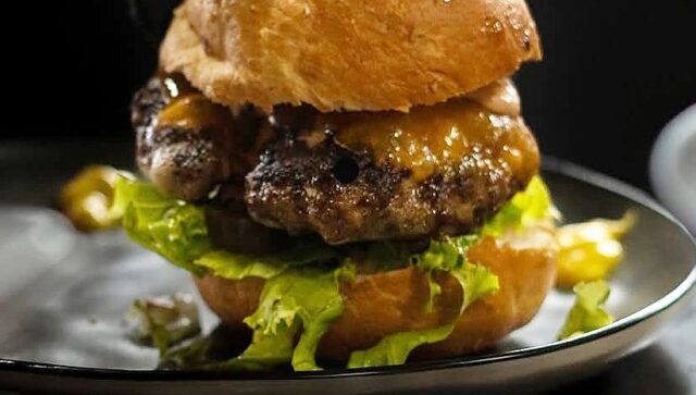 Грк во критична состојба откако се обидел да голтне цел бургер