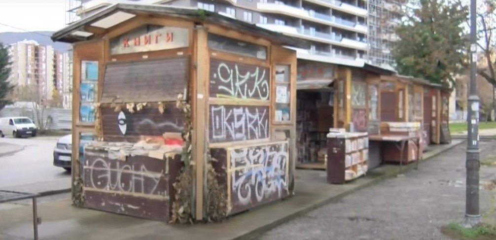 „СКОПЈЕ НЕ СМЕЕ ДА СТАНЕ ФАРАНХАЈТ 451“: Левица со остра реакција за отстранувањето на дрвените куќарки за препродажба на книги