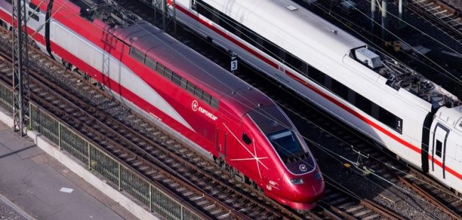 МАЖ УДРЕН ОД ВОЗ ДОДЕКА ГЛЕДАЛ ВО ТЕЛЕФОН НА СТАНИЦА ВО ЗАПАДНА ГЕРМАНИЈА