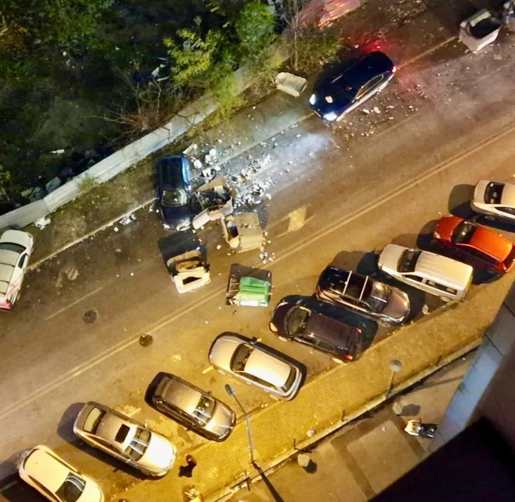 МВР го уапси лицето што синоќа удри во контејнери и возило во Аеродром