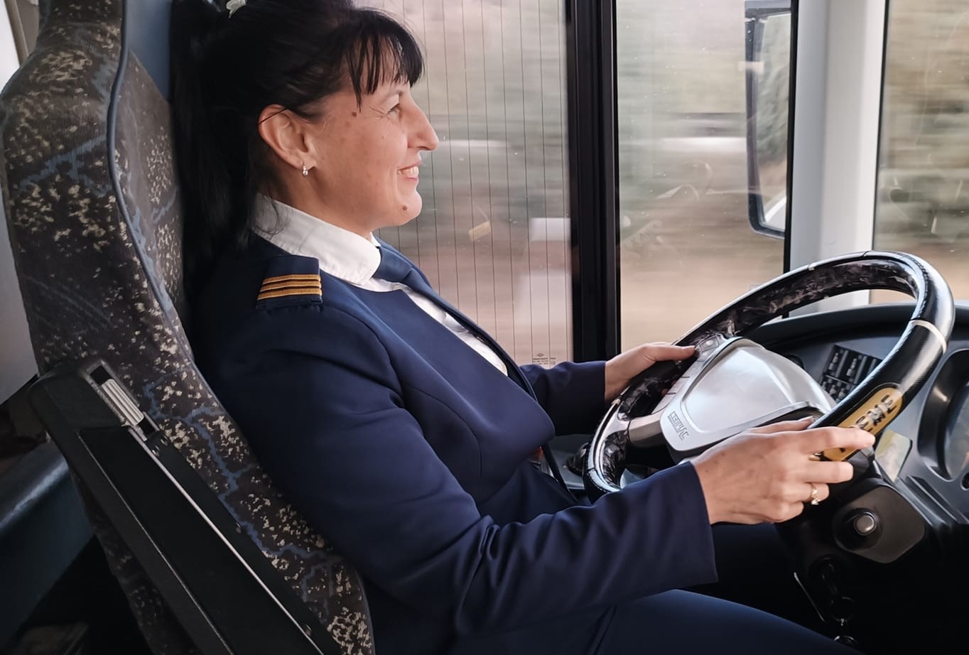 Ја одбиле за вработување бидејќи било лошо за угледот да има жена возач: Денеска Жаклина С. Андоноска е една од најдобрите возачи на автобус