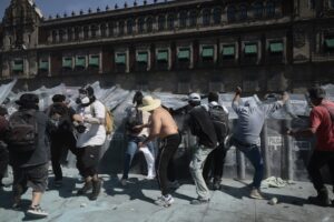 Најмалку 120 лица повредени во антивладините протести во Мексико Сити