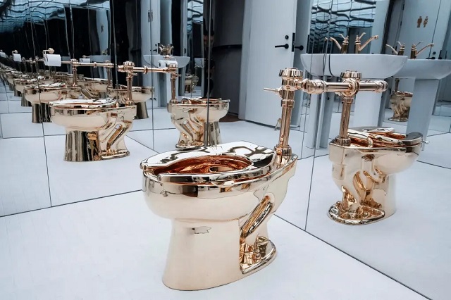 ВИДЕО| Златната тоалетна школка на Кателан, наречена „Америка“, продадена на аукција за 12 милиони долари