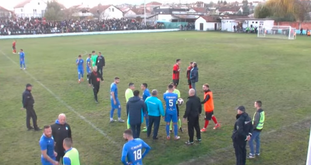 Инцидент на полувремето од мечот Шкендија – Брегалница, еден фудбалер со Итна помош е префрлен во болница