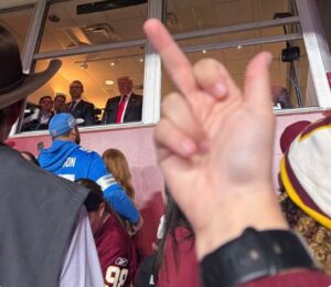 (ВИДЕО) Шоуто со авионот не помогна: Трамп исвиркан на натпревар, навивачите му покажуваа и среден прст