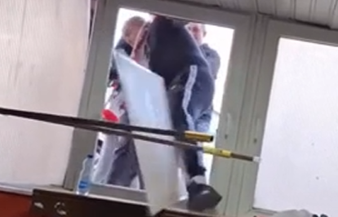 Скандал во Прилеп: Навивач сакаше да влезе од прозор и да се тепа со играчите на Шкендија Арачиново (ВИДЕО)