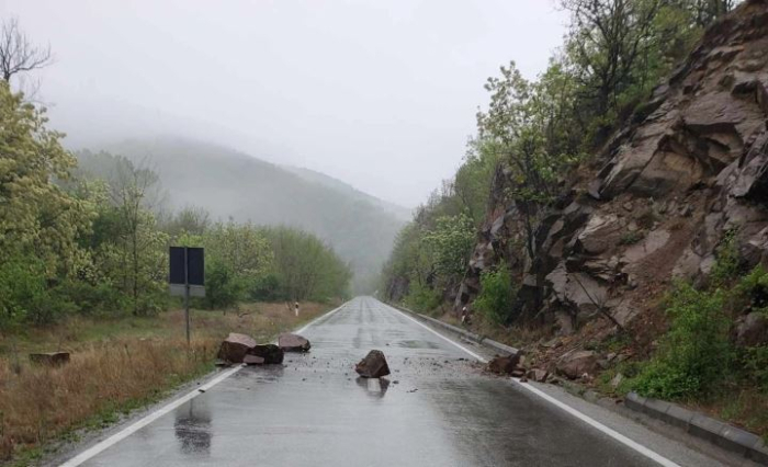 Појава на одрони на патот Делчево – Македонска Каменица