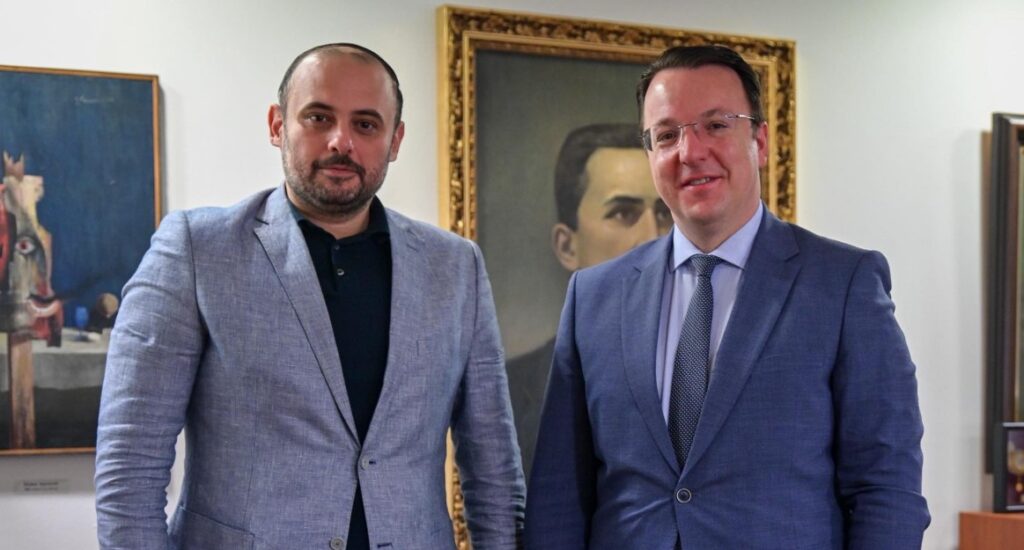 Градскиот воз, набавка на нови автобуси и модернизација на инфраструктурата во Скопје – беа темите на средбата меѓу Ѓорѓиевски и Николоски