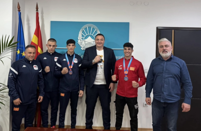 Министерот Борко Ристовски ги пречека македонските боксери по успешниот настап на ЕП (У23) во Ереван