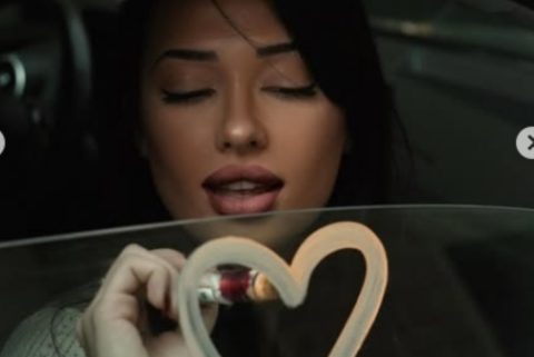 Мартија на сцена како жена мачка: Атрактивната кумановка „гори“ во комбинезон кој го оцртува сиот телесен раскош