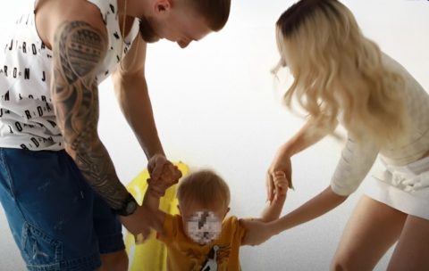 На дедо, на тато и мама или на… некој трет: На кого се метнал малиот Киан, синчето на Антониа и Џокер? (ВИДЕО)