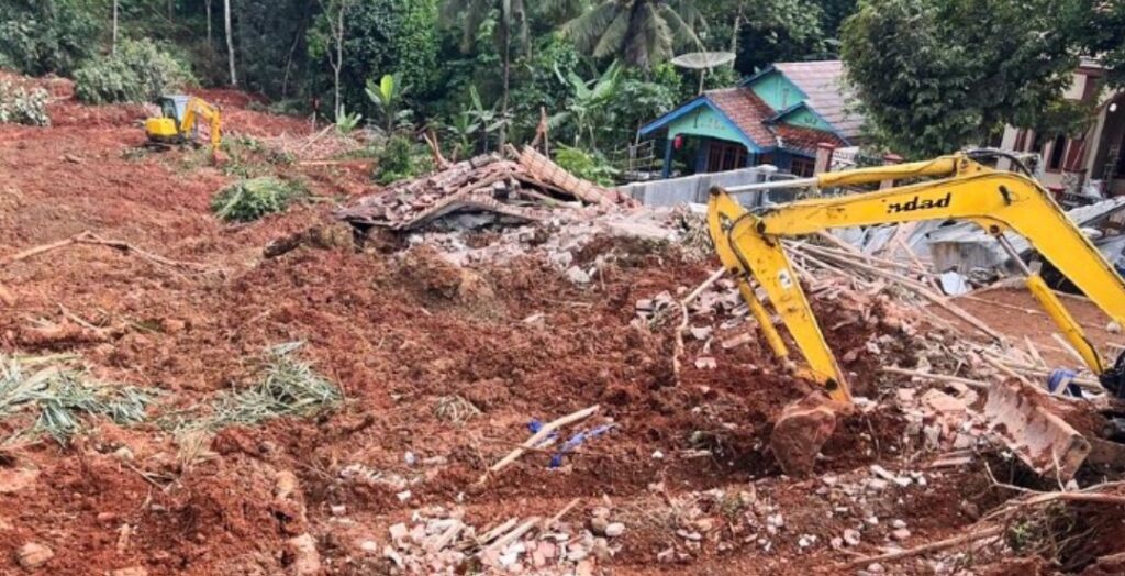 Најмалку 18 лица загинаа во свлечишта во Индонезија, десетици се водат како исчезнати