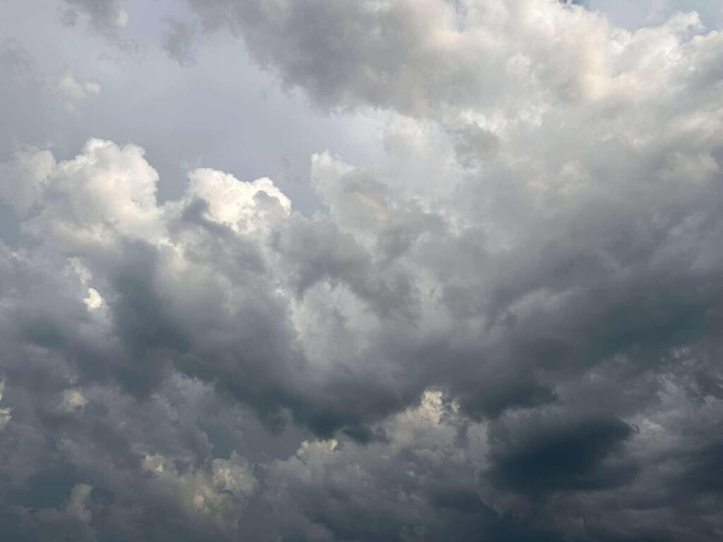 Променливо облачно, температурите до 19 степени