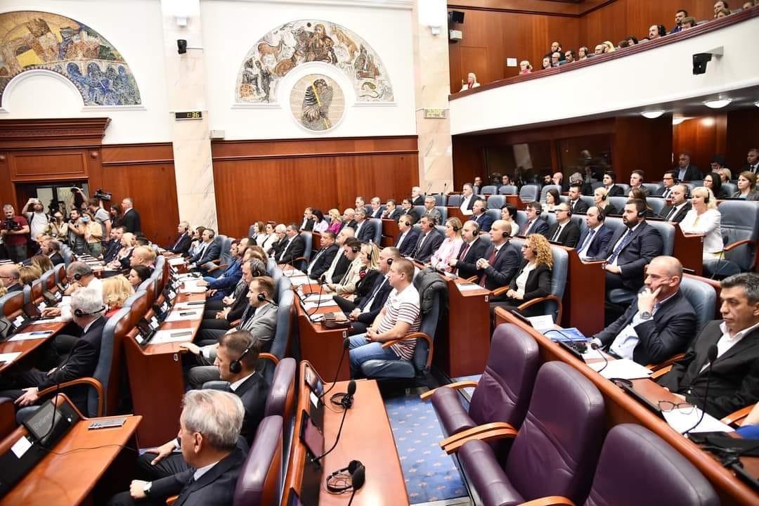 Пратениците си земаа уште една недела одмор