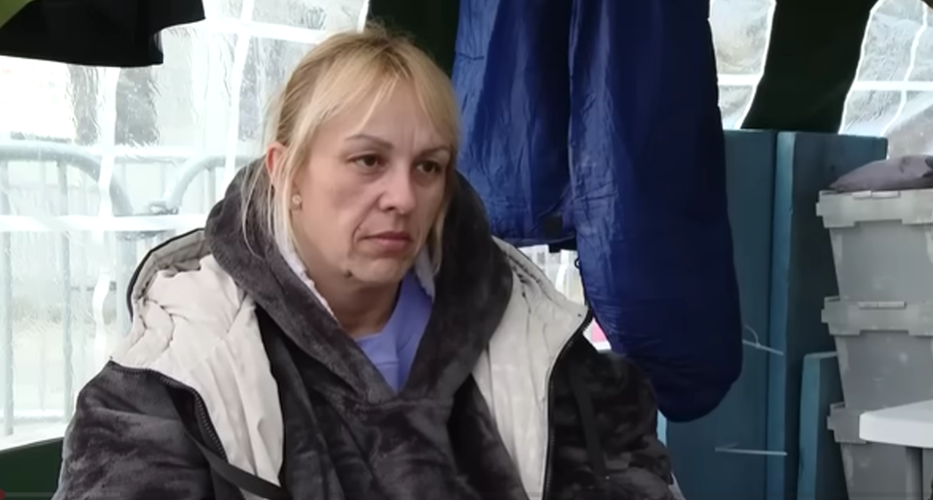 „ГО ЧЕКАМ ВУЧИЌ ПРЕД СОБРАНИЕТО“: Мајката што трајкува со глад во Србија, му се обрати на српскиот претседател