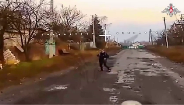 ВИДЕО| Човек се крсти додека кон него доаѓа руски дрон