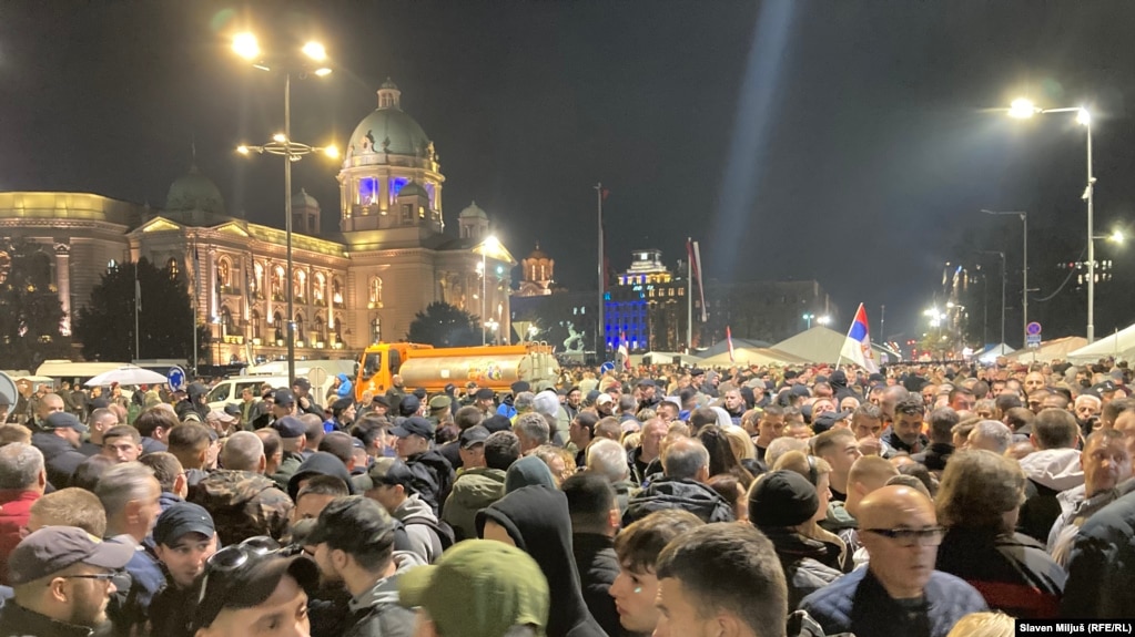Провладин митинг во Белград, додека мајката на загинатиот млад човек четврти ден штрајкува со глад