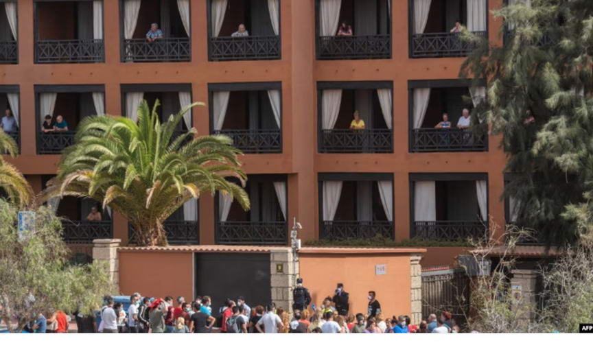 Џиновски бранови го погодија Тенерифе, најмалку тројца загинати и 15 повредени