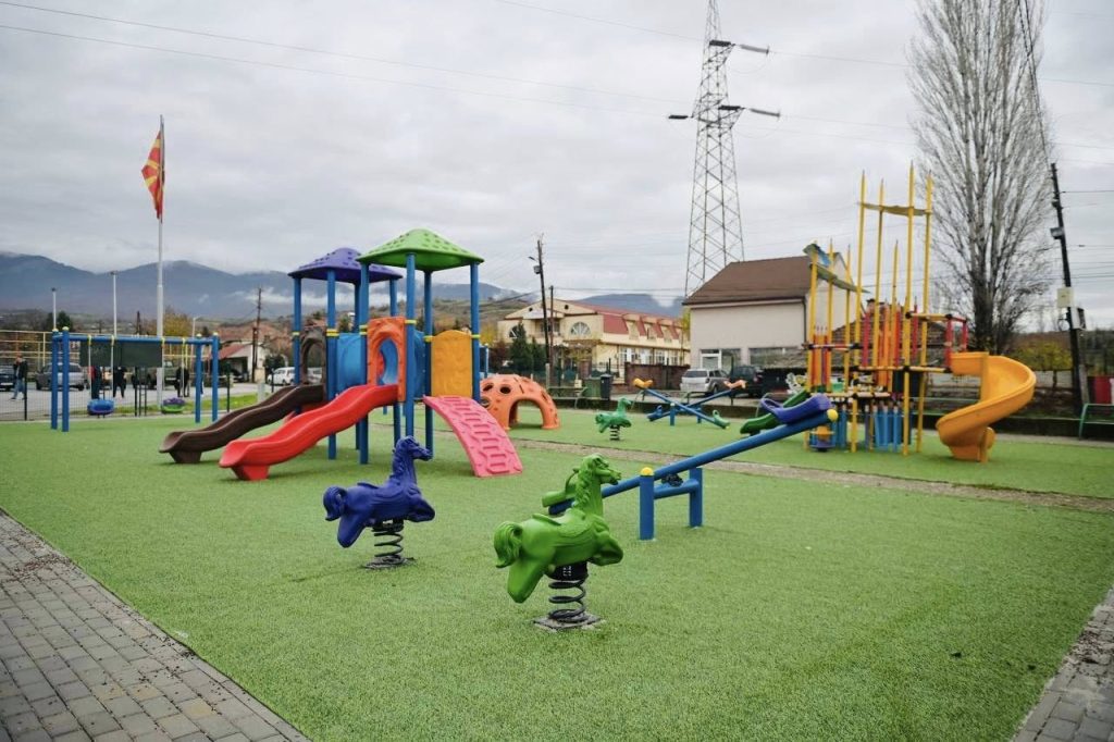 Ново детско игралиште и реконструиран спортско-рекреативен центар во општина Бутел