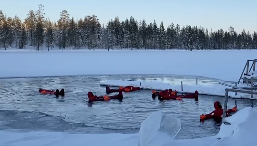 (ВИДЕО) Туристичка атракција за најхрабрите – пливањето меѓу санти мраз стана хит на северот на Европа