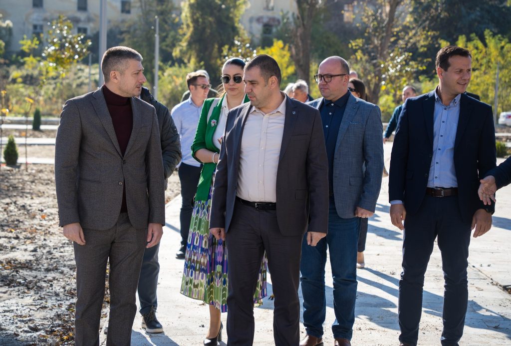 Градоначалникот Јанков и министерот Перински засадија дрвја најавувајќи ја следната фаза на новиот парк во Струмица