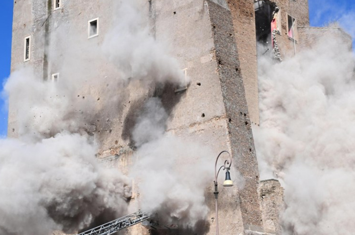 (Видео) Работник спасен од урната средновековна кула во Рим по 11 часа, починал во болница