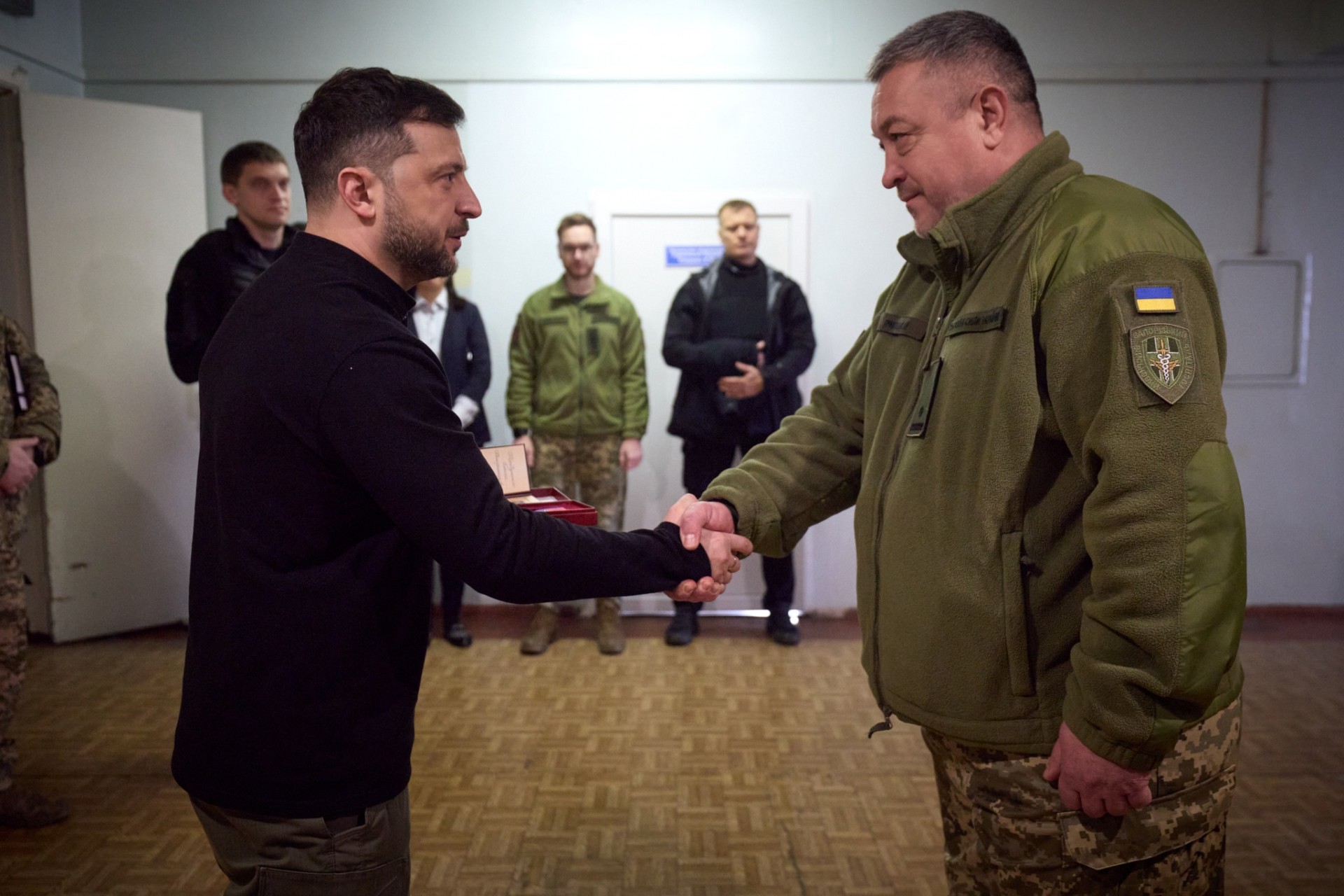 Зеленски: Никој не ги тера да умираат за урнатини, ќе ги поддржам нашите војници, особено командантите