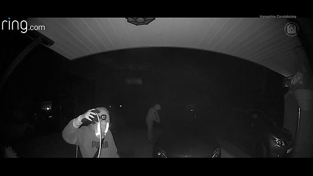 Моментот кога банда краде луксузни автомобили вредни над 2 милиони евра додека сопствениците спијат (видео)