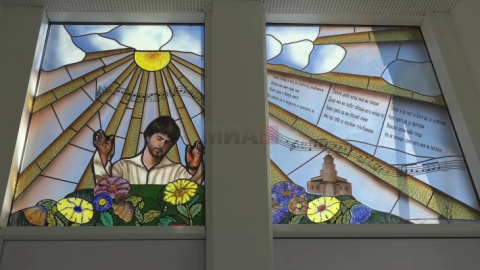 Драго Гањиќ сонот за Тоше го претвори во импресивен витраж: Мотиви од „Полско цвеќе“ на Гумење во Крушево