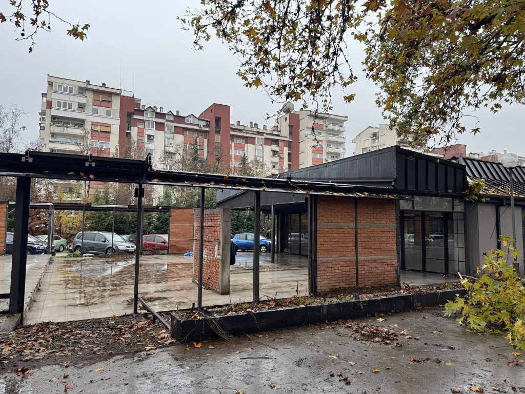 (ФОТО) Се расчистува просторот околу објектот на поранешен „Мекдоналдс“ во скопски Аеродром