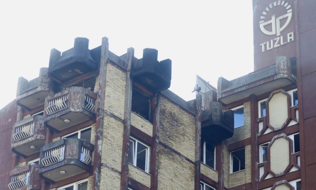 КАБЕЛ ОД РАДИО ГО ПРЕДИЗВИКАЛ ПОЖАРОТ ВО ДОМ ЗА СТАРИ ЛИЦА ВО ТУЗЛА, БРОЈОТ НА ПОЧИНАТИ ПОРАСНА НА 15