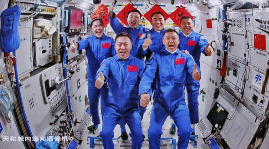 По одложување, екипажот на кинеското вселенско летало „Шенжоу-20“ се враќа на Земјата