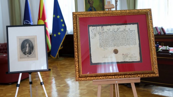 Сиљановска-Давкова ја доби првата копија од Привилегијата од светиот римски цар Леополд Први Хабзбуршки
