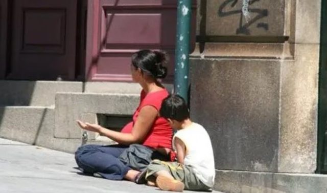 Кочанчанка затекната во питачење со едногодишно и четиригодишно дете во Тетово