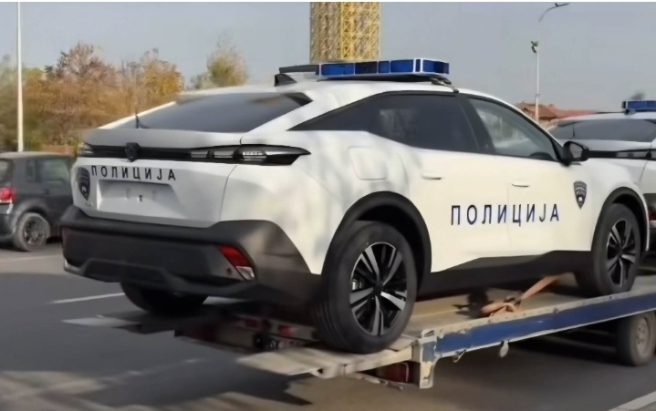 МВР се подновува: Ова се новите полициски „Пежо 408“