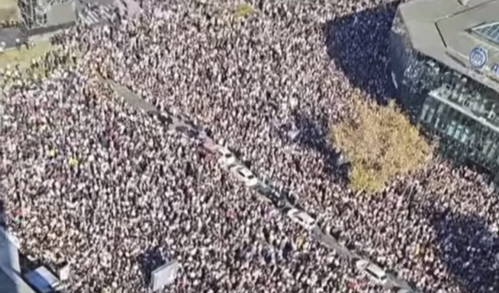 Граѓаните им оддадоа почит на жртвите од уривањето на настрешницата во Нови Сад