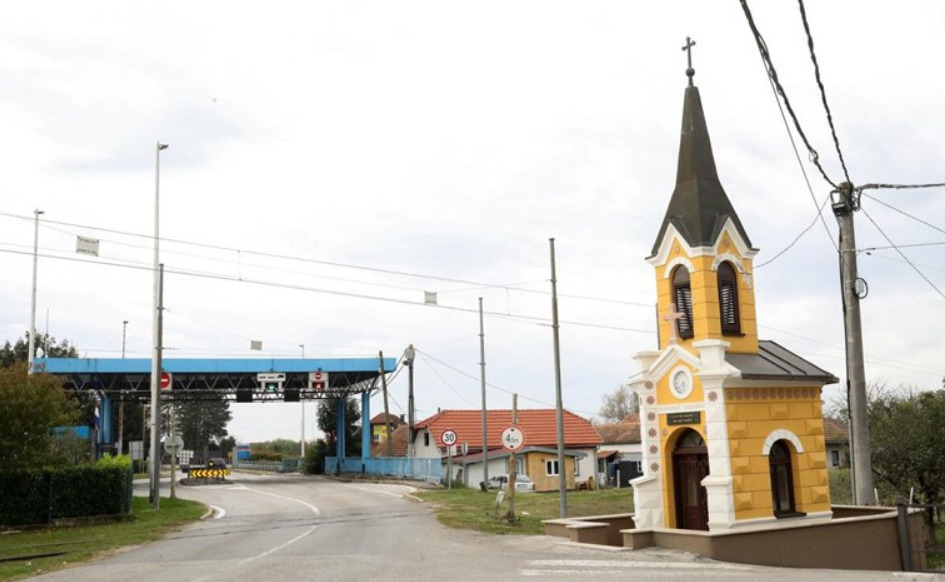 Во Словенија од денеска границите ќе ги чува и војската
