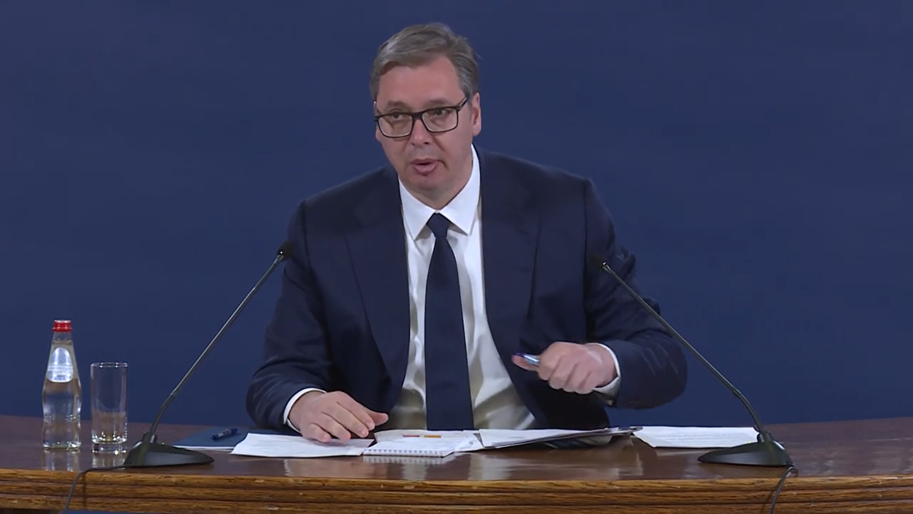 „Дали има само еден претседател Вучиќ, интервјуата се чини дека ги даваат сосема различни луѓе“, вели Захарова