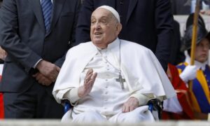 Аукциска битка за фотоапаратот на папата Франциск