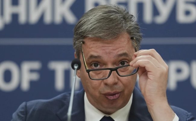 СРБИЈА Е ПОД НЕВИДЕН ПРИТИСОК, НО НЕ САКАМЕ СРПСКИ КУРШУМИ ДА УБИВААТ РУСКИ ВОЈНИЦИ, КАЖА КРЕМЉ ОТКАКО ВУЧИЌ Ѝ ПОНУДИ ОРУЖЈЕ НА ЕУ