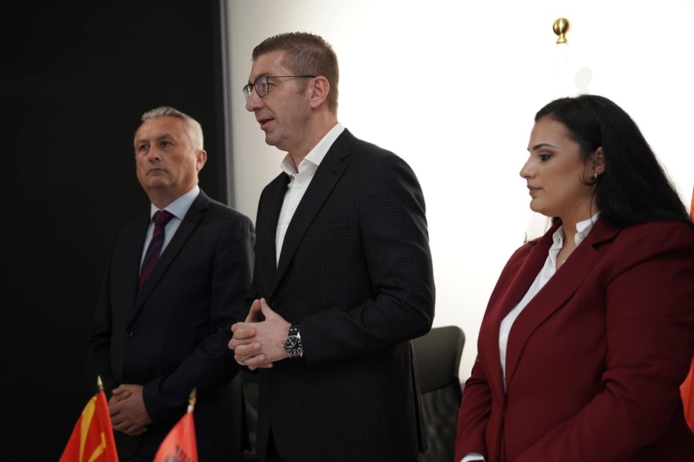 Мицкоски на отворање на новите канцеларии на здружението „ВМРО-ДПМНЕ Албанија“: Македонците во пиринскиот дел ја немаат оваа можност